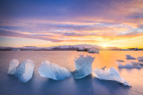 Het ijsschotsenmeer Jökulsárlón op IJsland tijdens een mooie zonsondergang met prachtige kleuren in 
