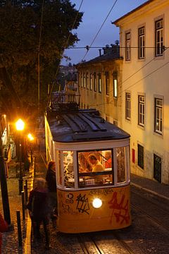 Elevador da Gloria au crépuscule dans le Bairro Alto, Lisbonne, Portugal