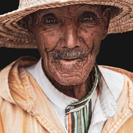 Marokkanischer alter Mann mit Strohhut von Ingrid Koedood Fotografie