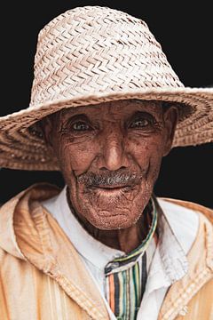 Marokkaanse oude man met rieten hoed van Ingrid Koedood Fotografie