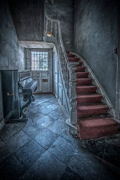 Piano in hal van verlaten huis van Gerben van Buiten