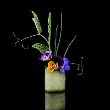 Culinary dish with violets, dish with flowers