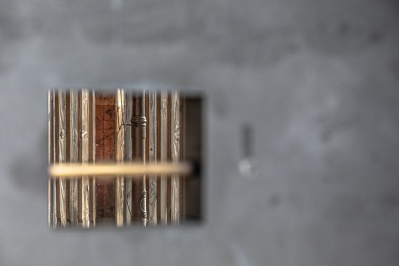 vue artistique à travers la porte de la Kapelle der Versöhnung à berlin par Eric van Nieuwland