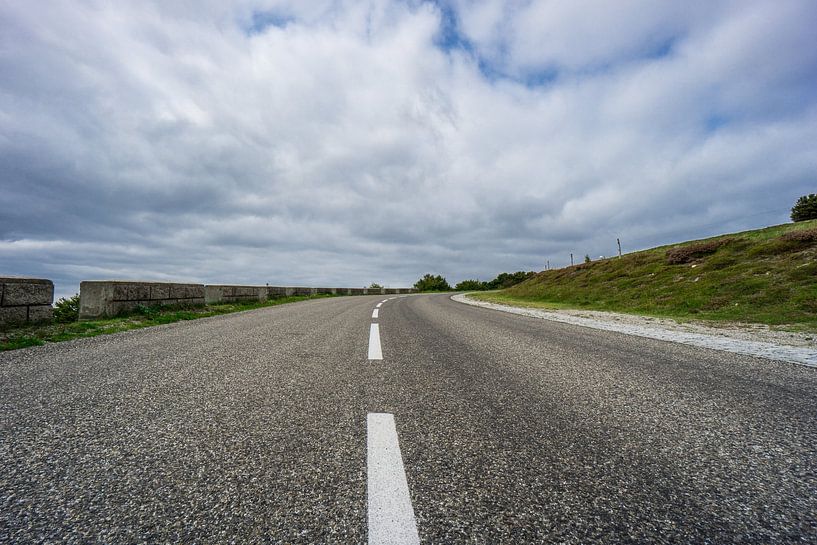 Frankreich - Leere endlose Bergstraße der Route de Cretes mit Mittelstreifen von adventure-photos