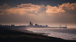 Der Strand von Katwijk mit Blick auf Den Haag von Arthur Scheltes