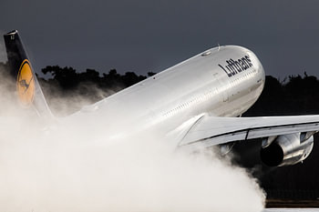 Nassstartbahn nach Regenfällen am Frankfurter Flughafen