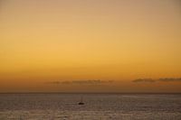 Segelboot bei Sonnenuntergang