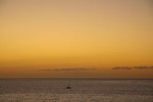 Segelboot bei Sonnenuntergang