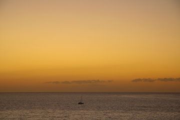 Zeilboot bij zonsondergang van LUNA Fotografie