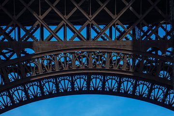 Parijs Eiffeltoren sierlijke bogen van Blond Beeld