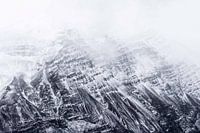 Des montagnes dans la brume