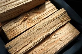 Pile de bois de chauffage pour la cheminée ou le poêle sur Elinena