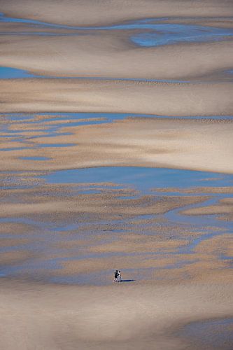 Gemeinsam über den ruhigen Strand