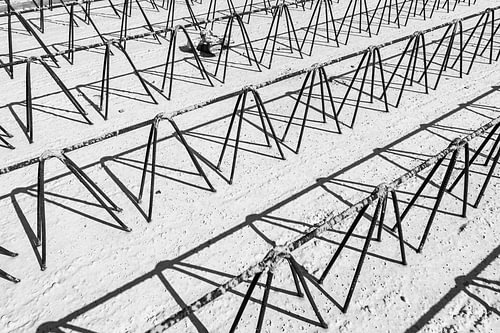 Wide-slab floor in black and white