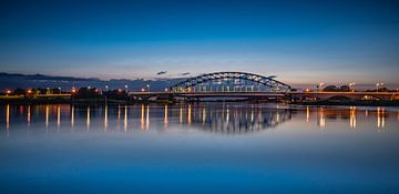 De IJsselbrug bij Zwolle in de avond. van Michel Knikker