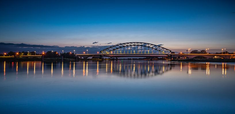 De IJsselbrug bij Zwolle in de avond. van Michel Knikker