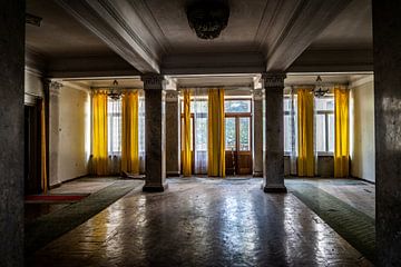 Verlaten zaal in sanatorium (Urbex Georgië) van Diana Kors