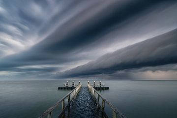 Een mooie shelfcloud trekt over het IJsselmeer en zorgt voor een spectaculaire wolkenlucht. In de ve