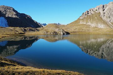 Kracht van Tirol, waar alpine uitgestrektheid, rotsformaties en glooiende bergweiden een krachtig, harmonieus landschap vormen. van Miriam Schwarzfischer Fotografie