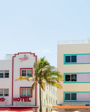 Kleurige Art Deco hotel in Miami | Pastel Reisfotografie van Vera Yve