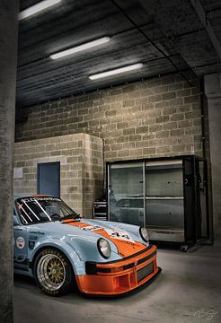 Voiture de course Porsche 934 RSR dans les stands à Spa Francorchamps