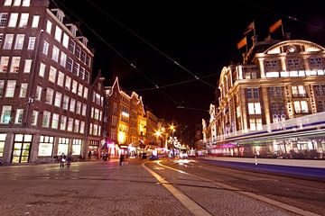 La place du Dam à Amsterdam la nuit aux Pays-Bas sur Eye on You