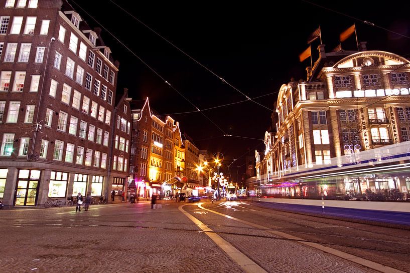 Dam Platz in Amsterdam bei Nacht in den Niederlanden von Eye on You