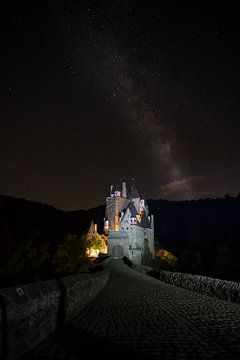 Sprookjesachtig kasteel Eltz met melkweg