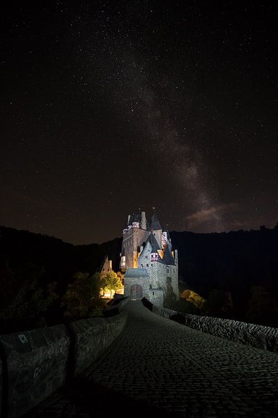 Sprookjesachtig kasteel Eltz met melkweg by Marcel Derweduwen