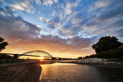 Waalbrug bij laag water