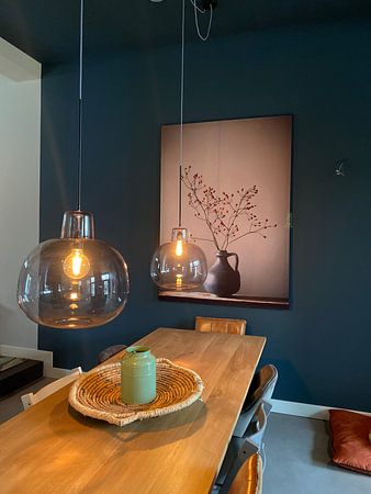 Blaue Vase mit Beeren