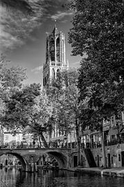 Der Utrechter Dom von der Anlegestelle an der Oudegracht aus gesehen (schwarz-weiß) von André Blom Fotografie Utrecht