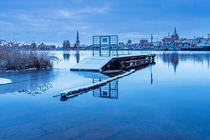 Blick über die Warnow auf die Hansestadt Rostock im Winter
