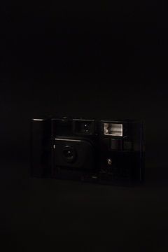 Une vieille caméra sur fond noir sur Bram Jansen