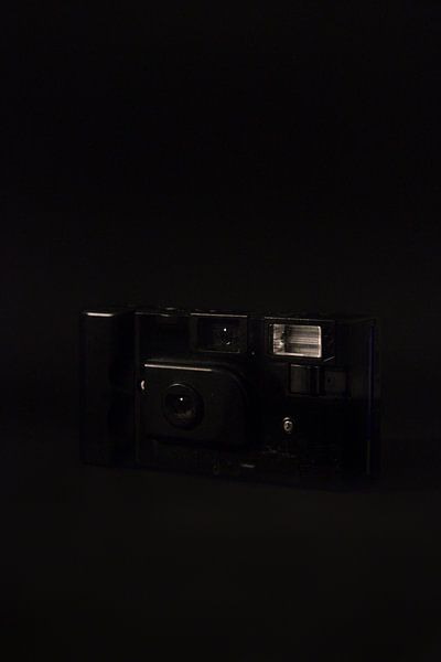 Oude camera tegen een zwarte achtergrond van Bram Jansen