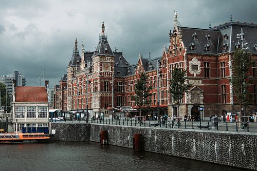 Gare centrale d'Amsterdam avec une tempête en perspective