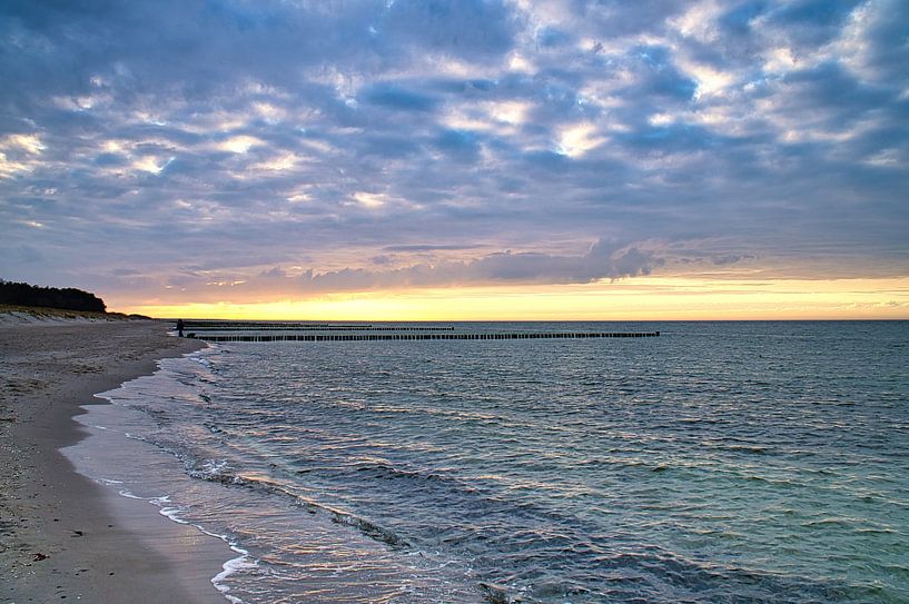 Groyne in Zingst aan de Baltische Zee, die in zee reikt. van Martin Köbsch