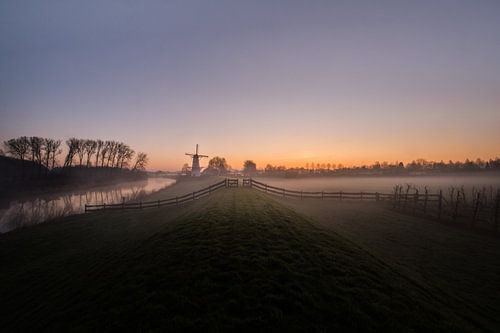 Molen De Vlinder langs de Linge in de Betuwe