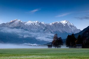 Nebelstimmung in Farchant mit Zugspitze