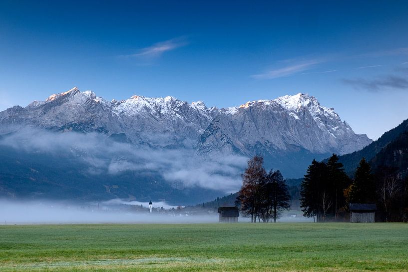 Misty mood in Farchant with Zugspitze van Andreas Müller