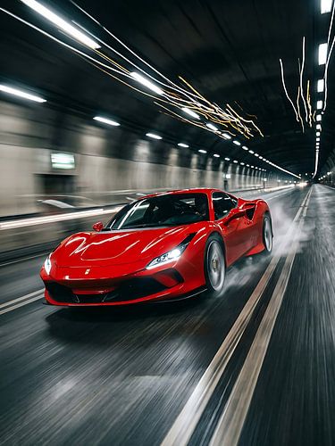 Een rode superauto die met hoge snelheid door een stadstunnel raast, met bewegingsonscherpte