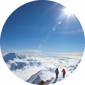 Twee alpinisten boven de wolken op de berg Denali in Alaska van Menno Boermans