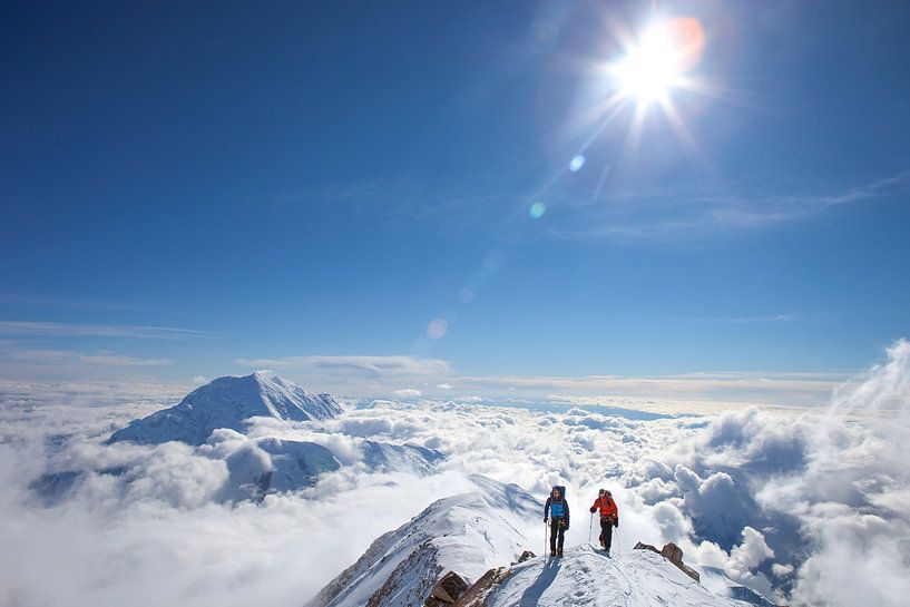 Twee alpinisten boven de wolken op de berg Denali in Alaska van Menno Boermans