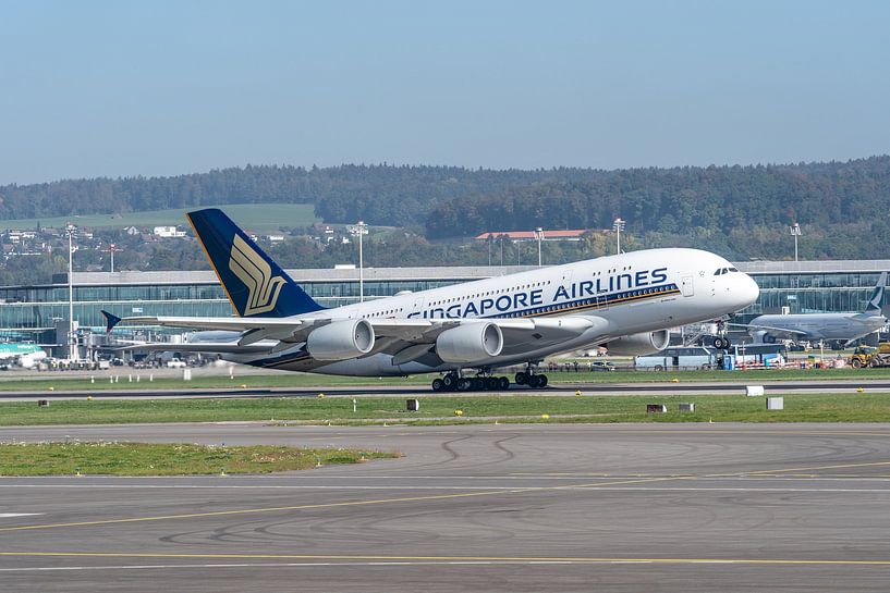 Der Airbus A380 von Singapore Airlines hebt vom Flughafen Zürich ab. von Jaap van den Berg