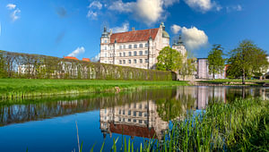Schloss Güstrow  im Park an der Mecklenburgischen Seenplatte Deutschland