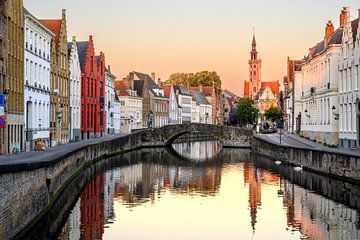 Brügge - Jan van Eyck Platz am Morgen von Rob Taal