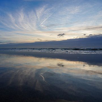 Zonsondergang Noordzeekust Kust Nederland Blauw Goud Kalm 1x1 van Martijn Jebbink Fotografie