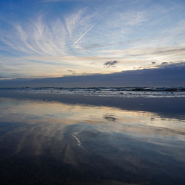 Sonnenuntergang Nordseeküste Küste Küste Niederlande Blau Gold Ruhig 1x1 von Martijn Jebbink Photography