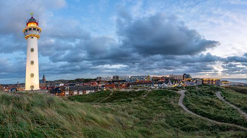 Zicht bij zonsondergang op de iconische vuurtoren van Egmond aan Zee