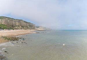 Vue d'East Hill, de la falaise et de la plage de Hastings, en Angleterre, avec le brouillard marin e